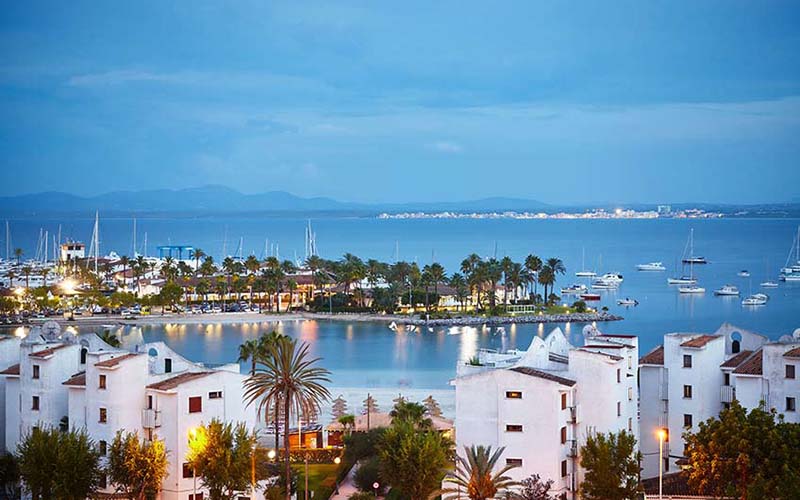 Flot billede over Alcudia havn, så man kan finde ud af hvor man skal bo på Mallorca