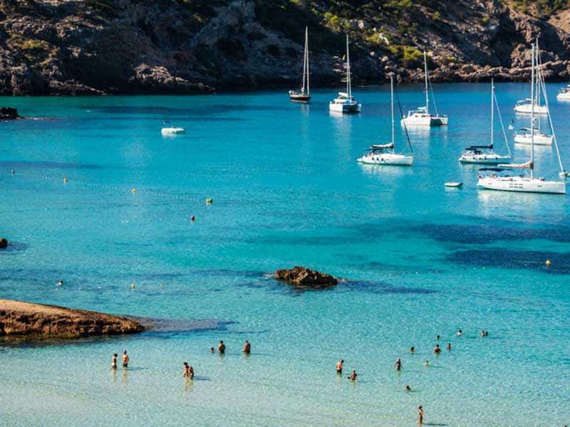 Bo i Cala Tatida, Ibiza: De Baleariske Øer