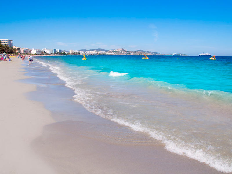 Playa d'en Bossa har livlige strande med dejligt turkisvand