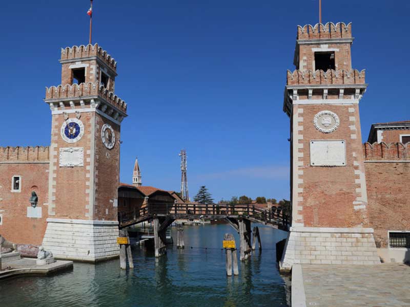 Historisk befæstning af Venedig, Italien i Europa. Gammel by med broport.