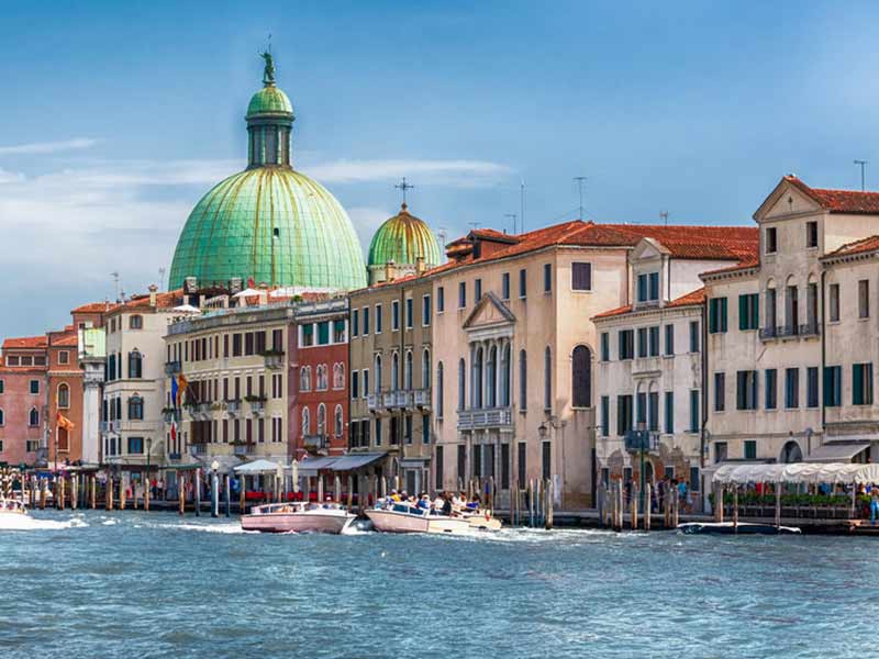 Naturskøn udsigt over Canal Grande i Santa Croce-distriktet i Venedig, Italien