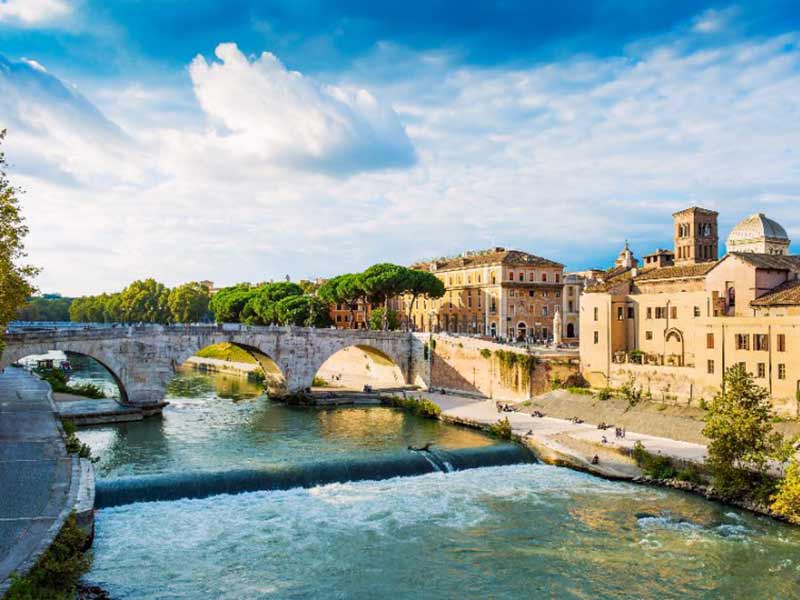 Bo i Rom med en smuk flod og stenbros udsigt