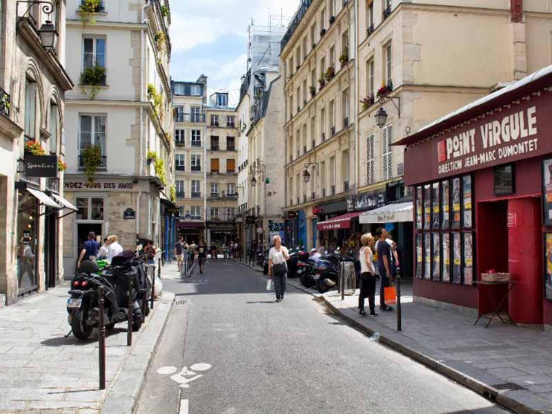 Marais-distriktet i Paris. dette område er fyldt med butikker, restauranter, caféer.